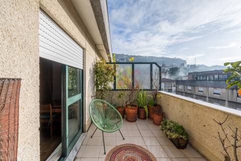 T2 (T3 de origem) Duplex – Centro de Vizela – Terraços Amplos + 2 Garagens