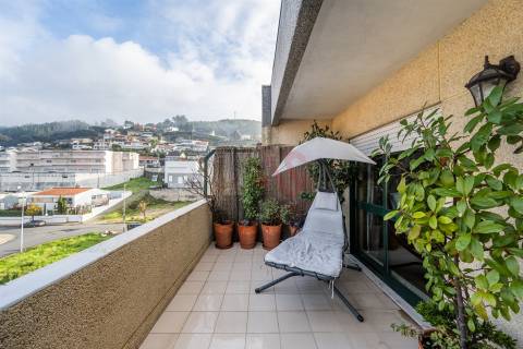 T2 (T3 de origem) Duplex – Centro de Vizela – Terraços Amplos + 2 Garagens