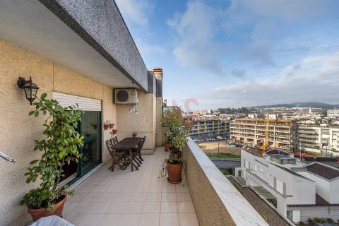 T2 (T3 de origem) Duplex – Centro de Vizela – Terraços Amplos + 2 Garagens