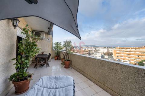 T2 (T3 de origem) Duplex – Centro de Vizela – Terraços Amplos + 2 Garagens