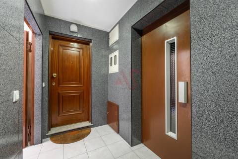 T2 (T3 de origem) Duplex – Centro de Vizela – Terraços Amplos + 2 Garagens