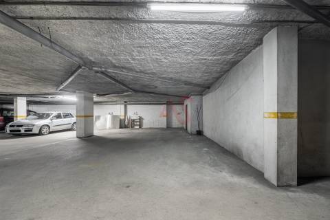 T2 (T3 de origem) Duplex – Centro de Vizela – Terraços Amplos + 2 Garagens