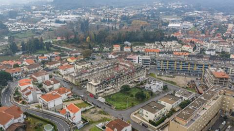 T2 (T3 de origem) Duplex – Centro de Vizela – Terraços Amplos + 2 Garagens