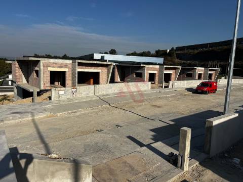 Moradia em Banda T3 de RC em construção em Pias, Lousada