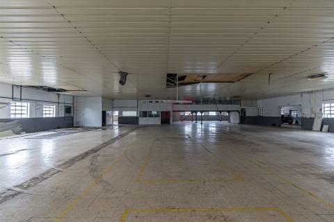 Armazém Industrial com Ampla Área de Terreno (2 Lotes Incluídos) - Regilde