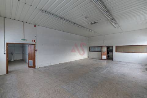 Armazém Industrial com Ampla Área de Terreno (2 Lotes Incluídos) - Regilde