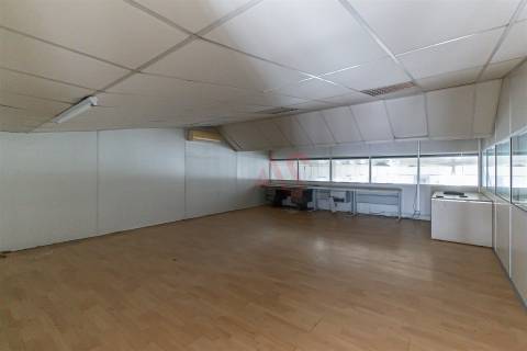 Armazém Industrial com Ampla Área de Terreno (2 Lotes Incluídos) - Regilde