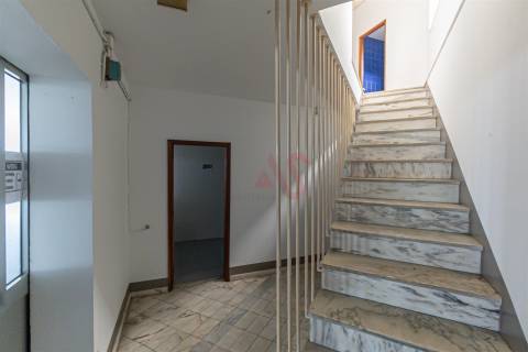 Armazém Industrial com Ampla Área de Terreno (2 Lotes Incluídos) - Regilde