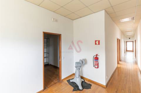 Armazém Industrial com Ampla Área de Terreno (2 Lotes Incluídos) - Regilde