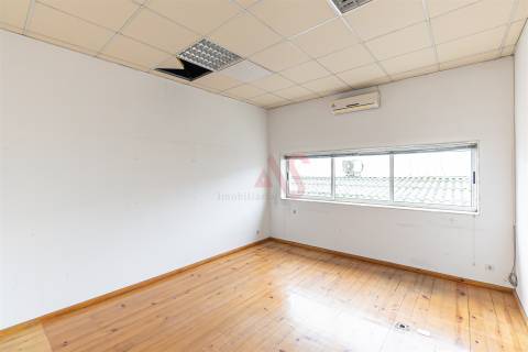 Armazém Industrial com Ampla Área de Terreno (2 Lotes Incluídos) - Regilde