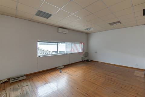 Armazém Industrial com Ampla Área de Terreno (2 Lotes Incluídos) - Regilde