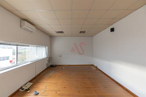 Armazém Industrial com Ampla Área de Terreno (2 Lotes Incluídos) - Regilde