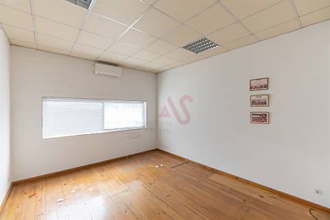 Armazém Industrial com Ampla Área de Terreno (2 Lotes Incluídos) - Regilde