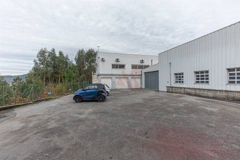 Armazém Industrial com Ampla Área de Terreno (2 Lotes Incluídos) - Regilde
