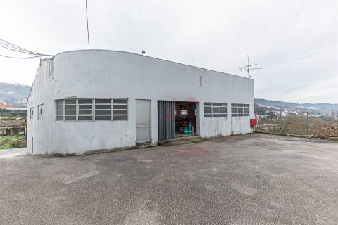 Armazém Industrial com Ampla Área de Terreno (2 Lotes Incluídos) - Regilde