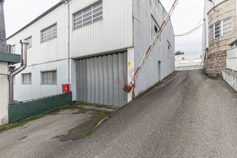 Armazém Industrial com Ampla Área de Terreno (2 Lotes Incluídos) - Regilde
