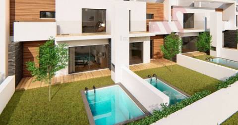 Moradia em banda T2+1, inserida em condomínio fechado em Albufeira