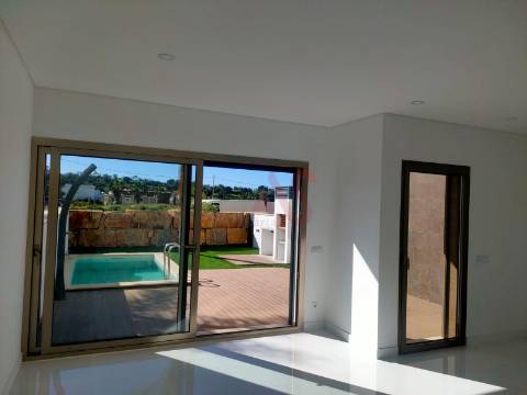 Moradia em banda T2+1, inserida em condomínio fechado em Albufeira