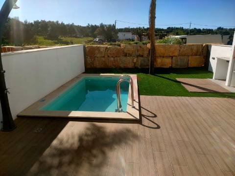 Moradia em banda T2+1, inserida em condomínio fechado em Albufeira