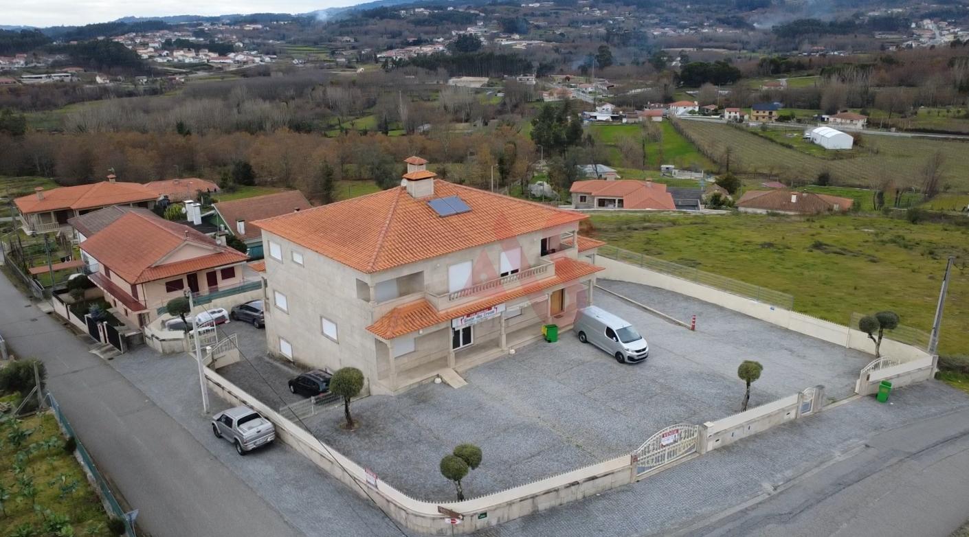 Moradia de Pedra com Armazém, Café e Habitação – Estorãos, Fafe
