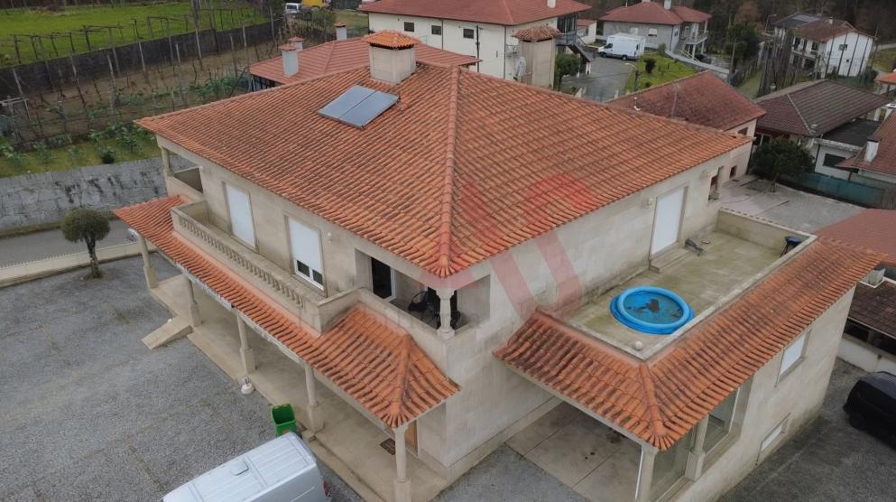 Moradia de Pedra com Armazém, Café e Habitação – Estorãos, Fafe