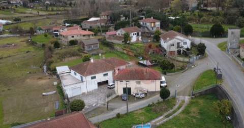 Moradia T2 com 2 Pisos, em FAFE | com 2 lugares estacionamento , 2 quartos e um Wc.