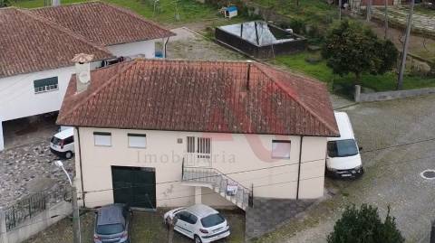 Moradia T2 com 2 Pisos, em FAFE | com 2 lugares estacionamento , 2 quartos e um Wc.