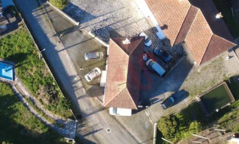 Moradia T2 com 2 Pisos, em FAFE | com 2 lugares estacionamento , 2 quartos e um Wc.