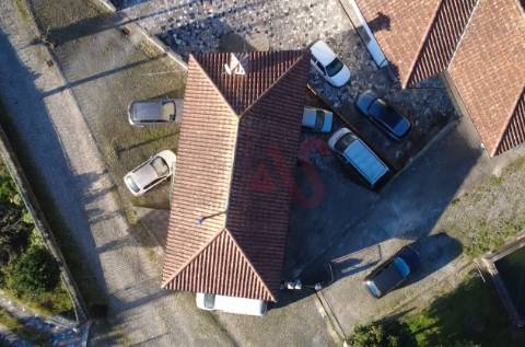 Moradia T2 com 2 Pisos, em FAFE | com 2 lugares estacionamento , 2 quartos e um Wc.