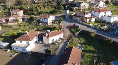 Moradia T2 com 2 Pisos, em FAFE | com 2 lugares estacionamento , 2 quartos e um Wc.