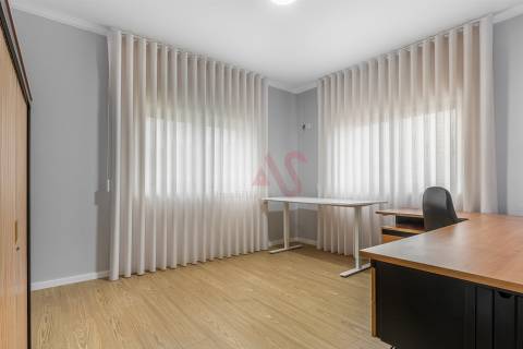 🏡 Moradia T4 + T1 com Jardim, Garagem e Excelente Localização – Sousa, Felgueiras