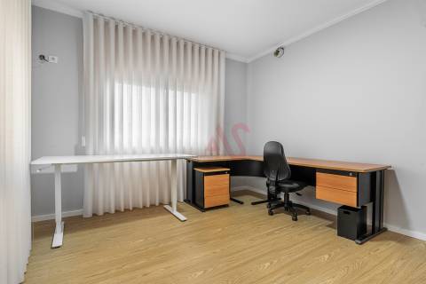 🏡 Moradia T4 + T1 com Jardim, Garagem e Excelente Localização – Sousa, Felgueiras