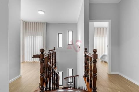 🏡 Moradia T4 + T1 com Jardim, Garagem e Excelente Localização – Sousa, Felgueiras