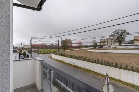 🏡 Moradia T4 + T1 com Jardim, Garagem e Excelente Localização – Sousa, Felgueiras