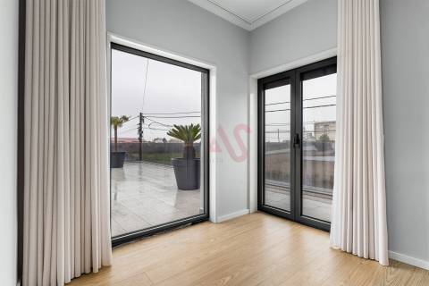 🏡 Moradia T4 + T1 com Jardim, Garagem e Excelente Localização – Sousa, Felgueiras