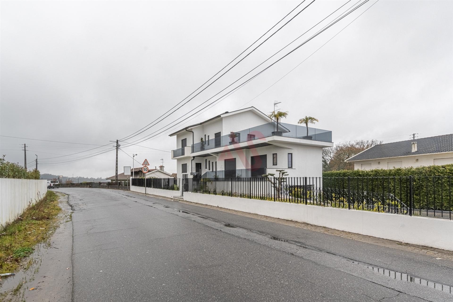 🏡 Moradia T4 + T1 com Jardim, Garagem e Excelente Localização – Sousa, Felgueiras