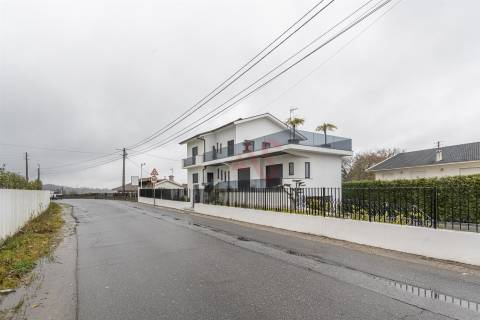 🏡 Moradia T4 + T1 com Jardim, Garagem e Excelente Localização – Sousa, Felgueiras