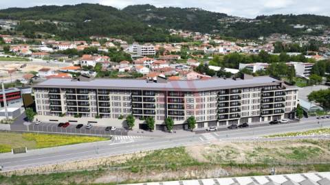 Apartamento T2 no piso 0 com terraço em São Miguel, Vizela