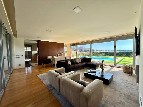 Espetacular Moradia Térrea T4 Em Azurém, Guimarães