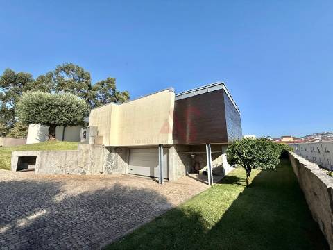 Espetacular Moradia Térrea T4 Em Azurém, Guimarães