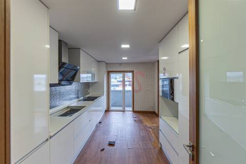 Magnífico apartamento, originalmente T4, convertido em T3, em Maximinos, Braga