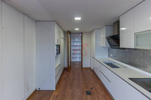 Magnífico apartamento, originalmente T4, convertido em T3, em Maximinos, Braga