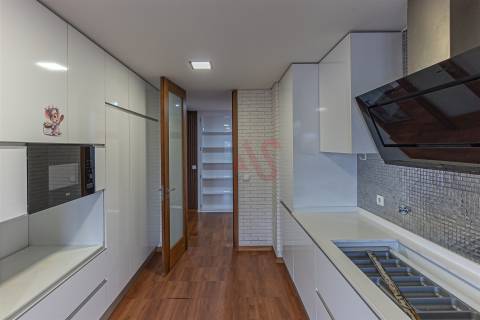 Magnífico apartamento, originalmente T4, convertido em T3, em Maximinos, Braga