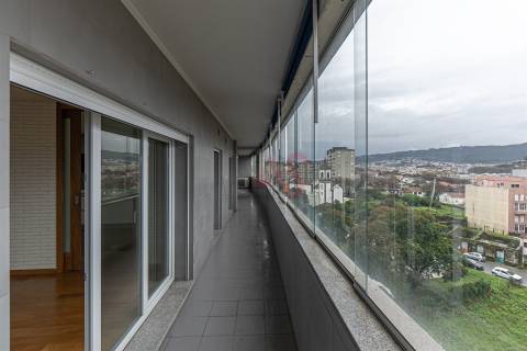 Magnífico apartamento, originalmente T4, convertido em T3, em Maximinos, Braga