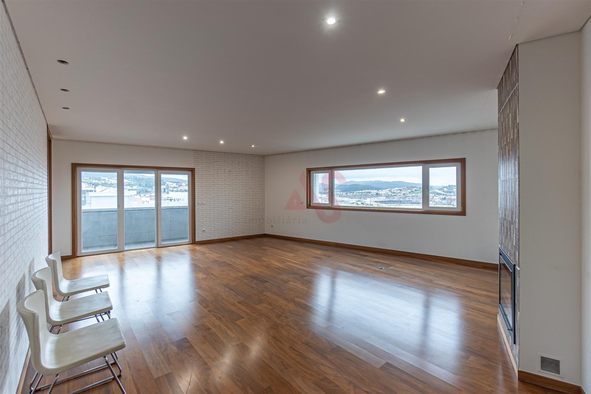 Magnífico apartamento, originalmente T4, convertido em T3, em Maximinos, Braga