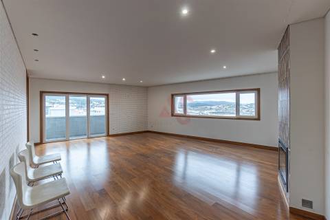Magnífico apartamento, originalmente T4, convertido em T3, em Maximinos, Braga