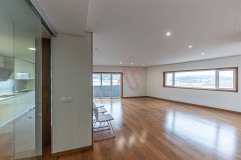 Magnífico apartamento, originalmente T4, convertido em T3, em Maximinos, Braga