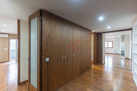 Magnífico apartamento, originalmente T4, convertido em T3, em Maximinos, Braga