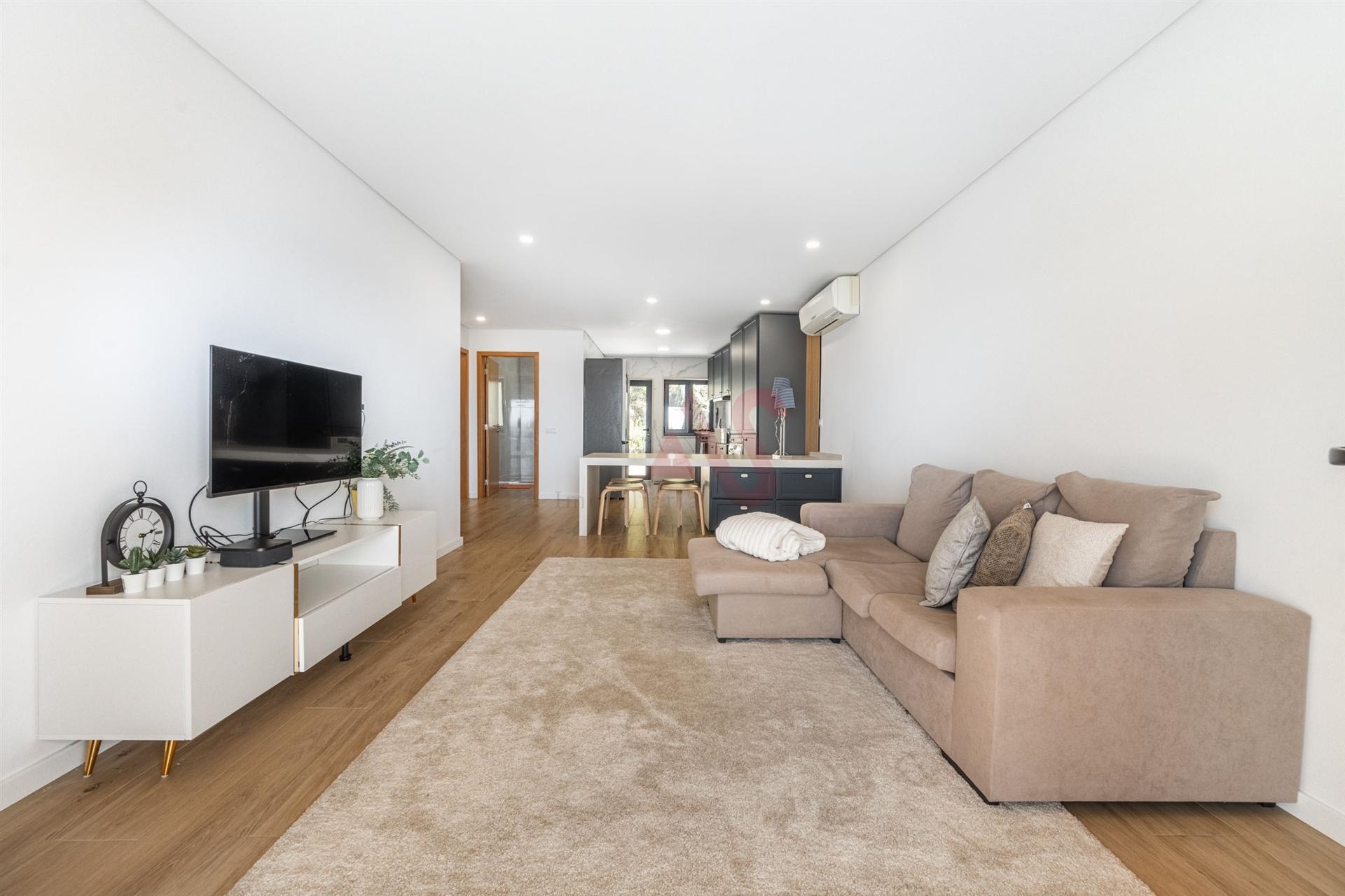 Andar Moradia T2+1 Totalmente Renovado | Terraço | 2 Frentes | 100% Disponível | Guimarães