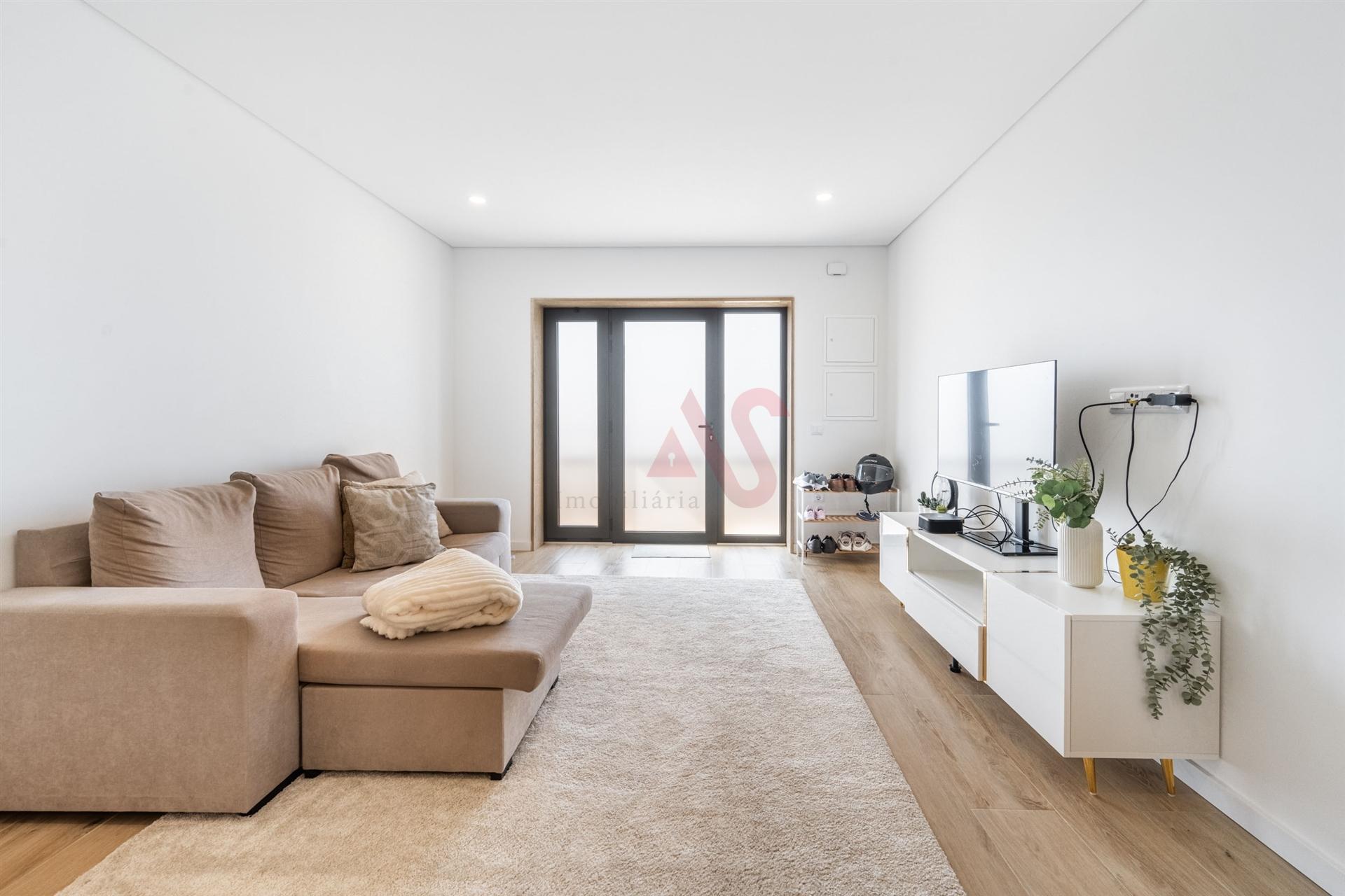 Andar Moradia T2+1 Totalmente Renovado | Terraço | 2 Frentes | 100% Disponível | Guimarães